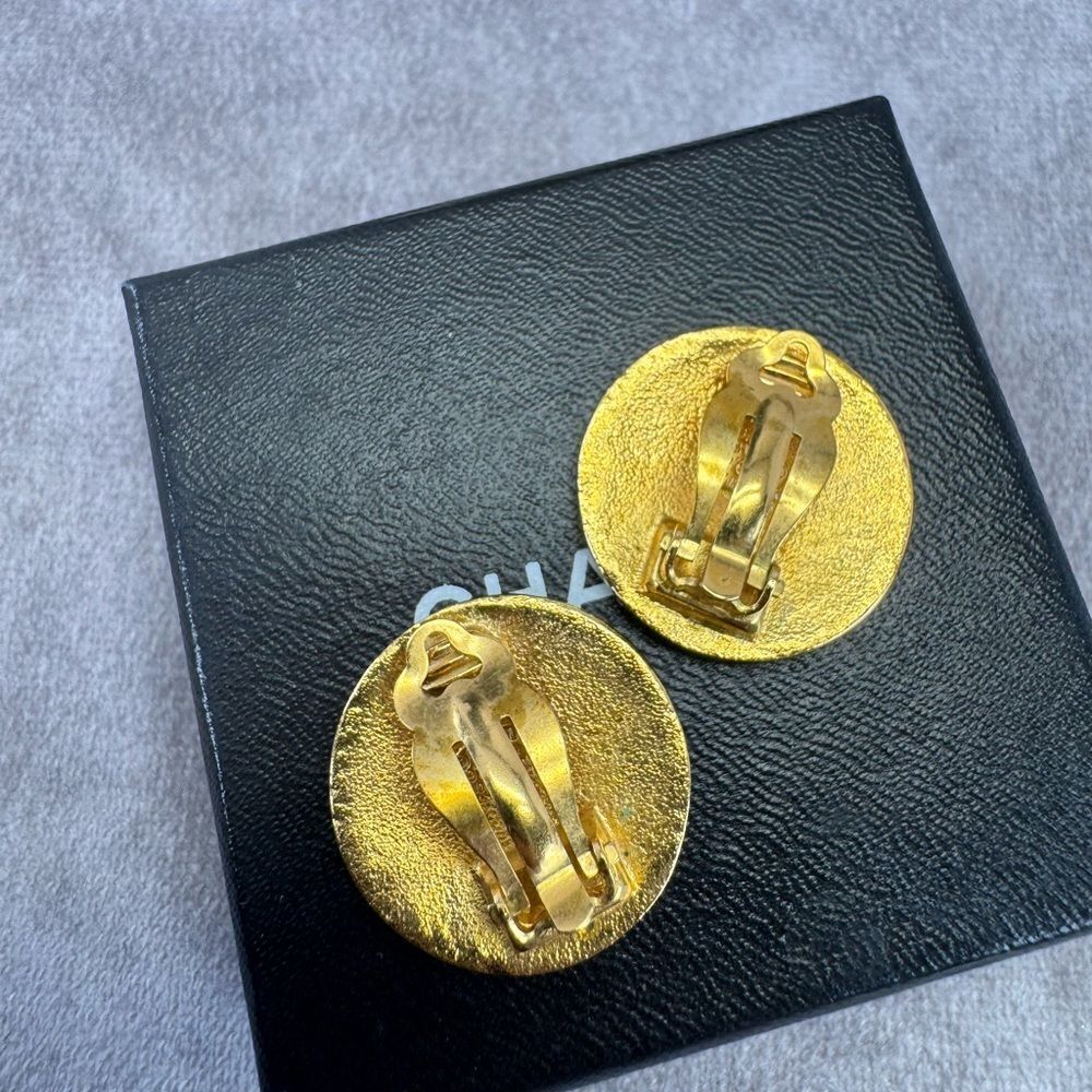 CHANEL Round CC Logo Earrings Clip-on Gold Plated Metal Vintage 97P Authentic - Picture 8 of 12